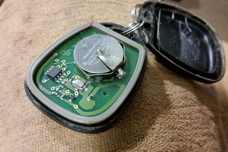 Lifetime and tipe of batteries in key fob
